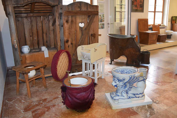 „Klo & So – historische Sanitärobjekte“ (Stadtgemeinde Gmunden)